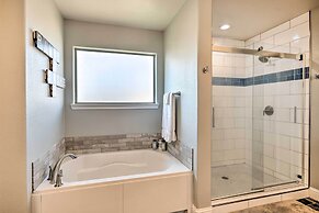 Modern Amarillo House w/ Fire Pit + Hot Tub!