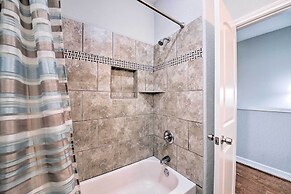 Spacious Houston Home ~ 16 Mi to NRG Stadium!