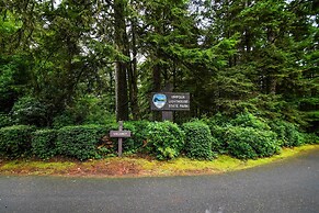 Winchester Bay Apt Near Dunes & State Parks!