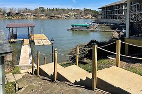 Waterfront Getaway w/ Dock on Lake Hamilton!