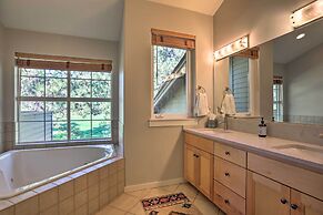 Bend Townhome w/ Golf Course Views & Private Deck!