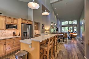 Bend Townhome w/ Golf Course Views & Private Deck!