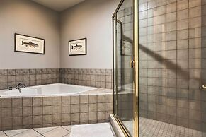 Bend Townhome w/ Golf Course Views & Private Deck!