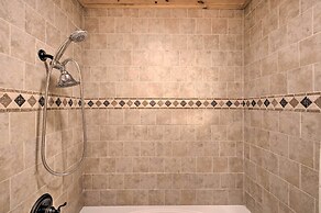 Cabin w/ Hot Tub - Near Broken Bow Lake & Hiking!