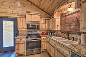 Cabin w/ Hot Tub - Near Broken Bow Lake & Hiking!