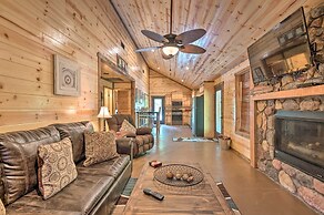 Cabin w/ Hot Tub - Near Broken Bow Lake & Hiking!