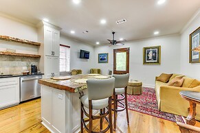 Charming Louisiana Getaway w/ Furnished Balcony!
