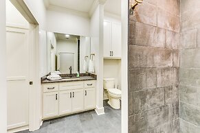Charming Louisiana Getaway w/ Furnished Balcony!