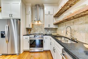 Charming Louisiana Getaway w/ Furnished Balcony!
