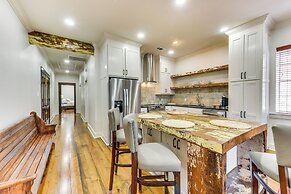 Charming Louisiana Getaway w/ Furnished Balcony!