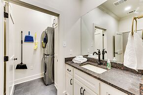Charming Louisiana Getaway w/ Furnished Balcony!