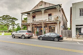 Charming Louisiana Getaway w/ Furnished Balcony!