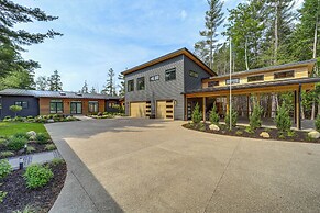 Clam Lake Vacation Rental w/ Deck & Shared Dock!