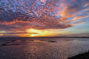 Chincoteague House w/ Enclosed Porch + Deck