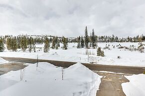 Convenient Fraser Townhome w/ Hot Tub, Near Hikes!