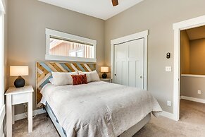 Convenient Fraser Townhome w/ Hot Tub, Near Hikes!