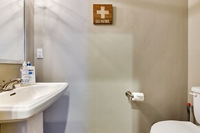 Convenient Fraser Townhome w/ Hot Tub, Near Hikes!