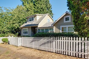 Charming Indianola Home: Walk to Town!