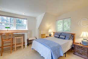 Charming Indianola Home: Walk to Town!