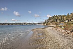 Charming Indianola Home: Walk to Town!