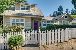 Charming Indianola Home: Walk to Town!