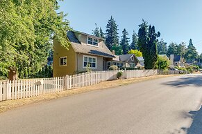 Charming Indianola Home: Walk to Town!