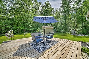 Cozy Hale Home Between Long & Loon Lakes!