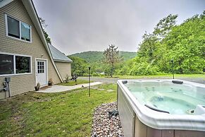 A-frame Cabin w/ Hot Tub: 5 Mi to Waterford!