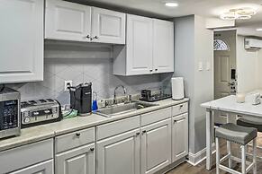 Lovely Elmont Apartment - Walk to Bus Stop!