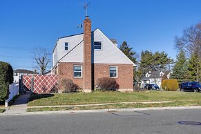 Lovely Elmont Apartment - Walk to Bus Stop!