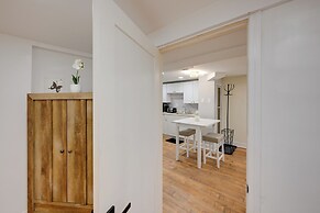 Lovely Elmont Apartment - Walk to Bus Stop!