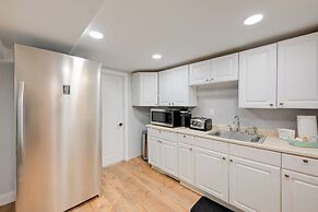 Lovely Elmont Apartment - Walk to Bus Stop!