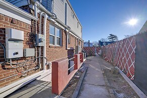 Lovely Elmont Apartment - Walk to Bus Stop!