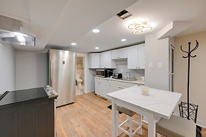 Lovely Elmont Apartment - Walk to Bus Stop!