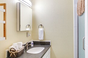 10 Mi to Silverwood: Secluded Getaway!