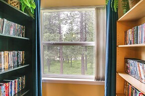 10 Mi to Silverwood: Secluded Getaway!