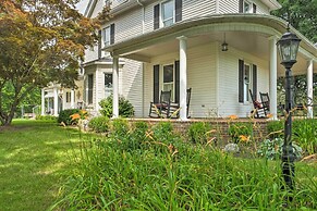Lush, Modern Farmhouse w/ Mtn Views & Sunroom