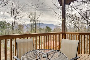 Gatlinburg Cabin: Hot Tub & Loft w/ Games!