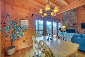 Gatlinburg Cabin: Hot Tub & Loft w/ Games!