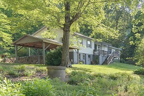 Pet-friendly Saluda Home w/ Mountain Views!