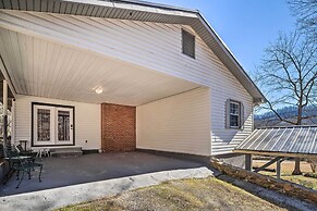 Pet-friendly Saluda Home w/ Mountain Views!