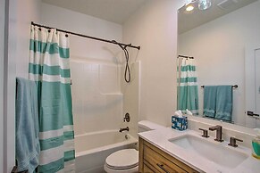 Modern Hideaway: Fire Pit, 5 Mi to Mt Rainier