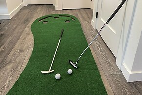 Modern Hideaway: Fire Pit, 5 Mi to Mt Rainier