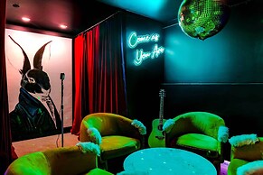 'the Hammersley' Luxury Waterfront Estate!