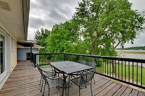 Sunny Lakefront Family Paradise w/ Deck & 2 Kayaks