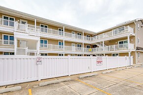 Wildwood Condo w/ Pool Access - Walk to Beach