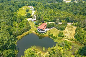 Strawberry Plains Cabin: Private Pond & Game Room!