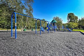 Arrowhead Lake Amenities: Quaint Home w/ Fireplace