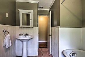 Secluded Baton Rouge Area Hideaway w/ Lawn!