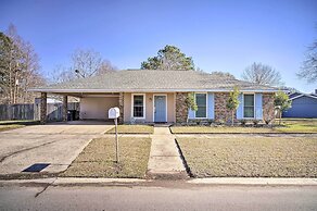 Updated Baton Rouge Home w/ Grill ~ 10 Mi to Dtwn!